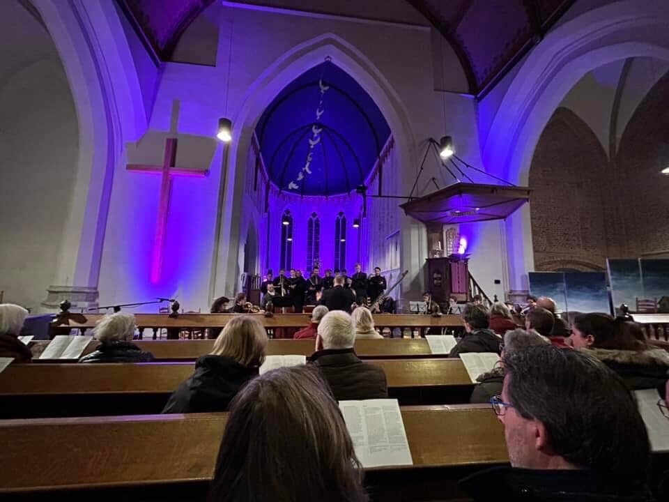 Kaarslicht en blauwe gloed tijdens een adventsconcert van de Cantatekaravaan in Kloetinge