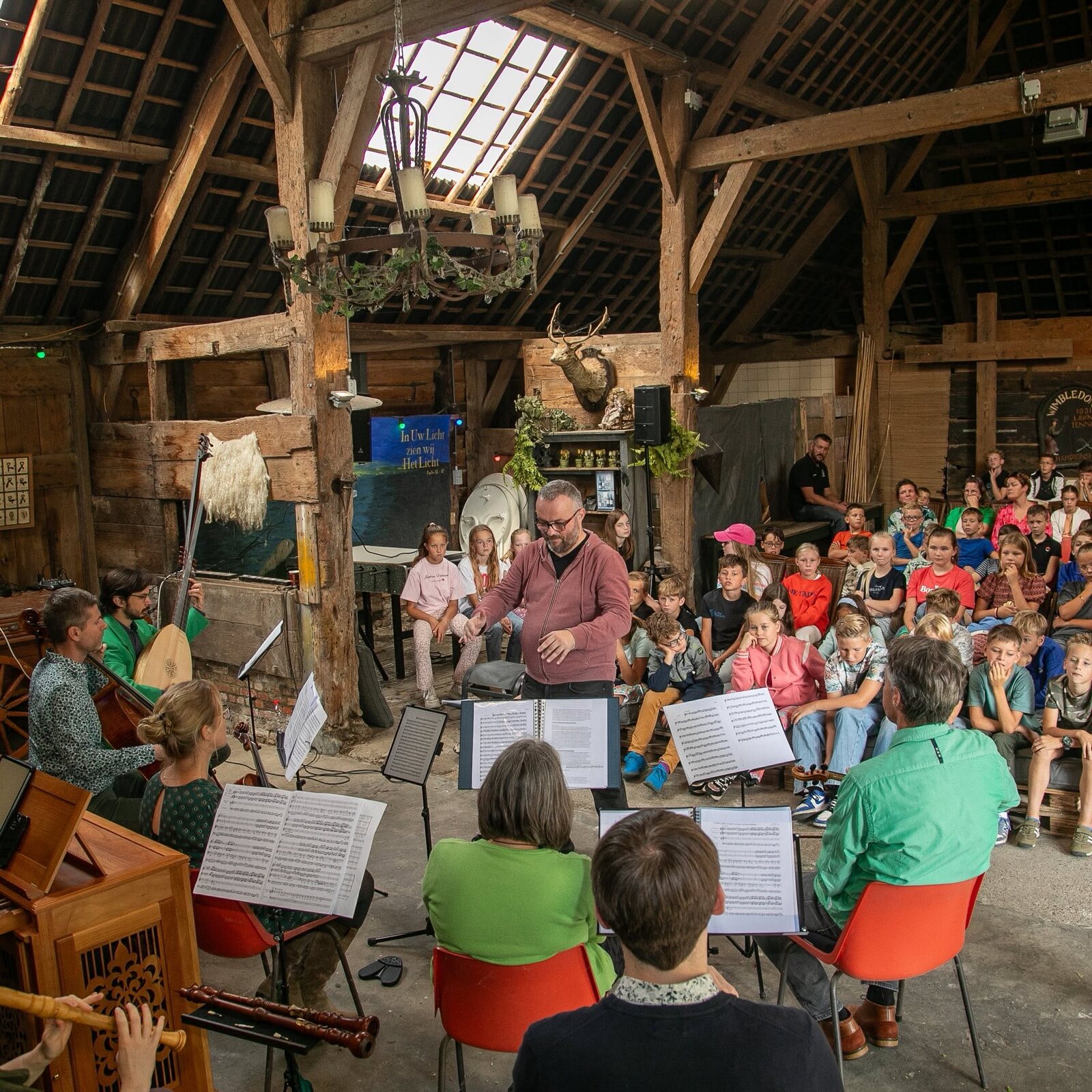 Bach op de boerderij: de Cantatekaravaan speelt voor kinderen in een Zeeuwse schuur