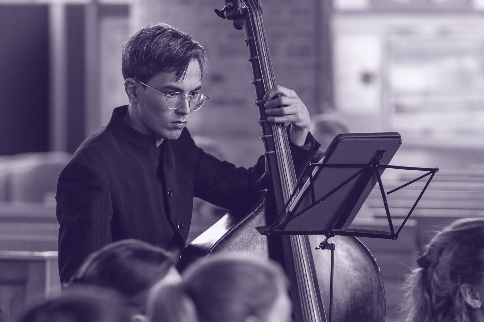 Contrabassist van de Cantatekaravaan