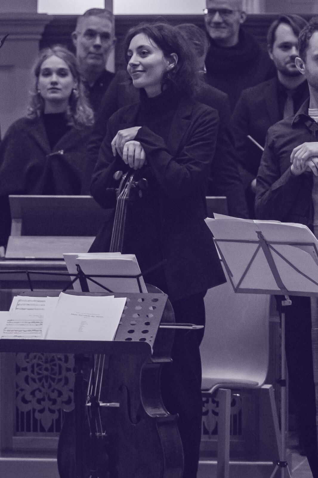 Een gastmusicus van de Cantatekaravaan bij kaarslicht
