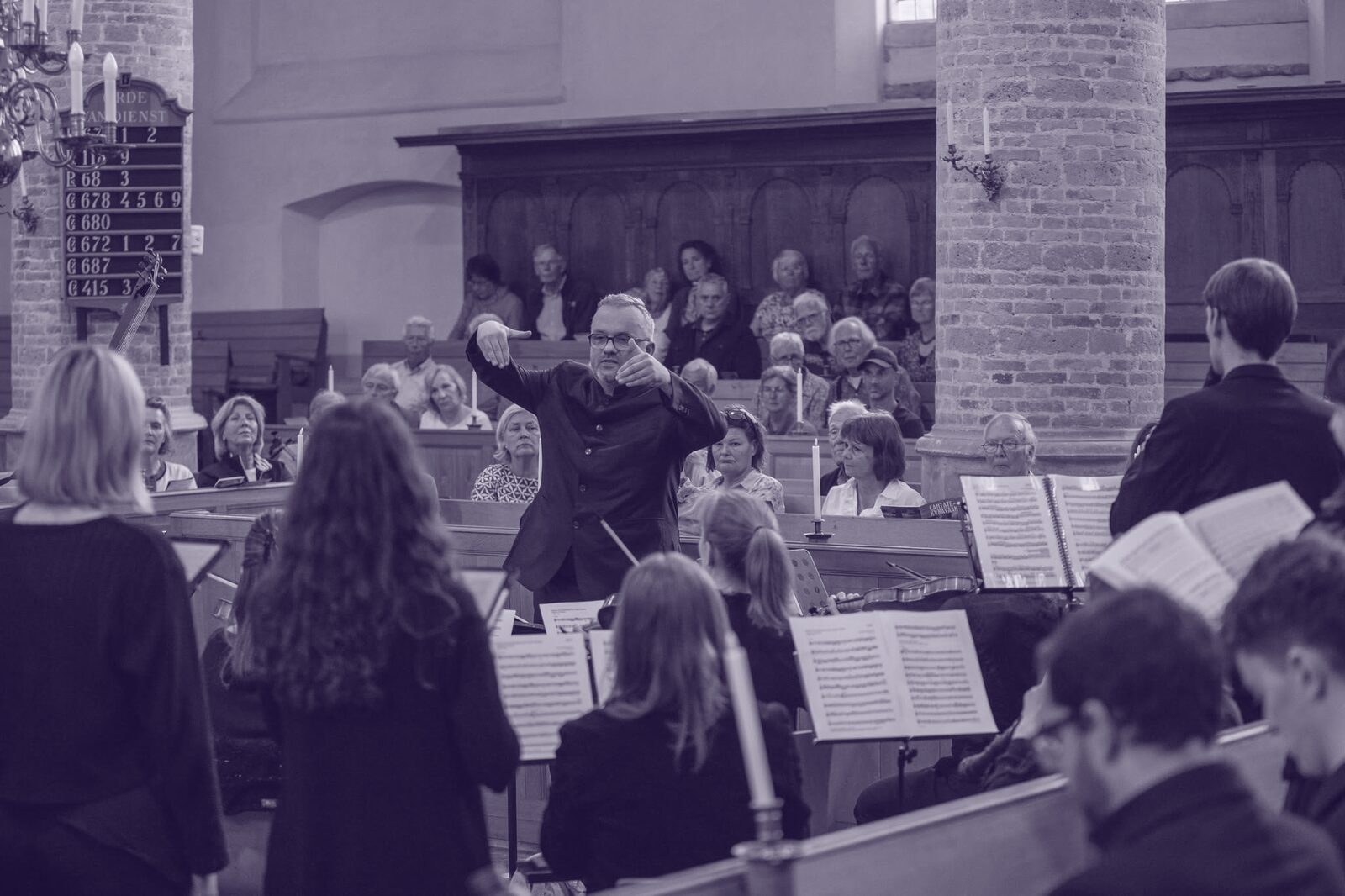 Violonist van de Cantatekaravaan tijdens een concert in Haamstede