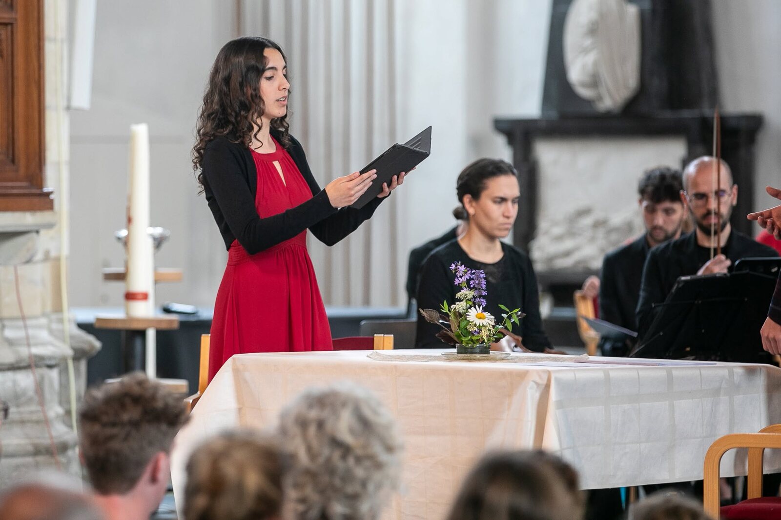 Sopraansolist in het rood tijdens een concert van de Cantatekaravaan in Vlissingen