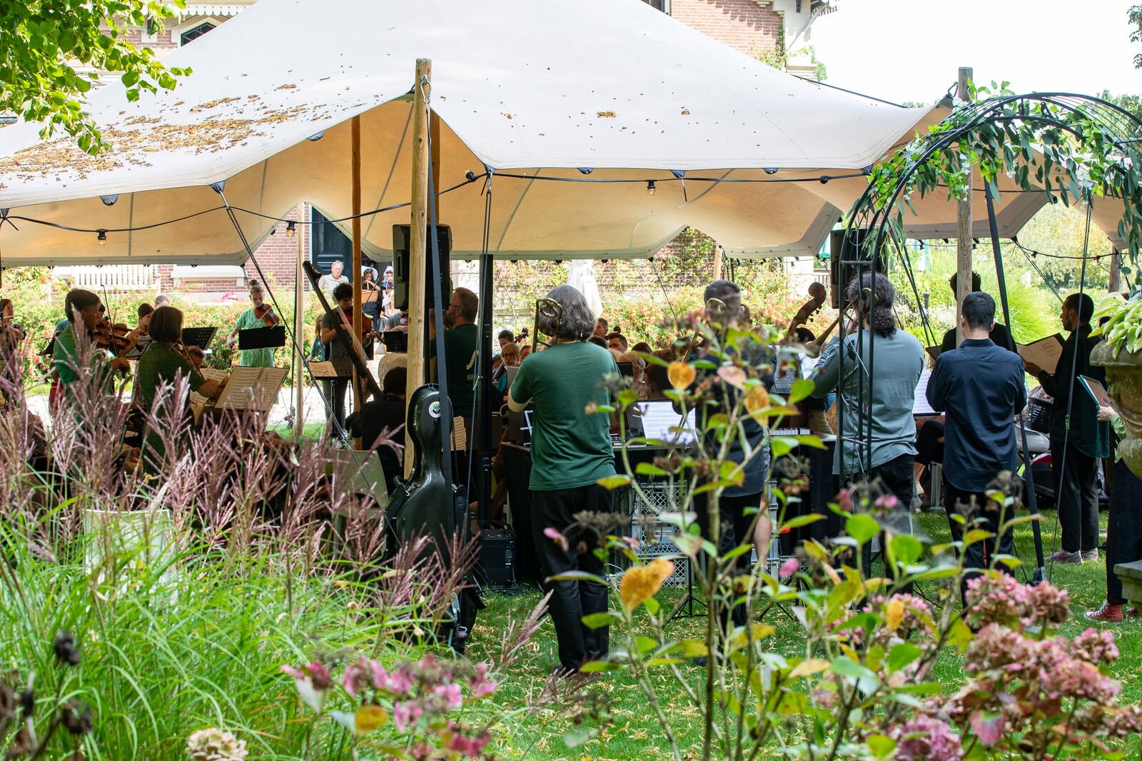 Zomerconcert van de Cantatekaravaan in een Zeeuwse tuin in Kloetinge